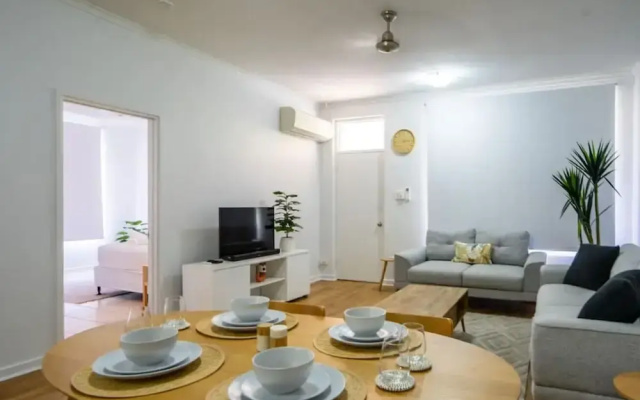 NIGHTCLIFF RETREAT -  Stylish 2BR Apt
