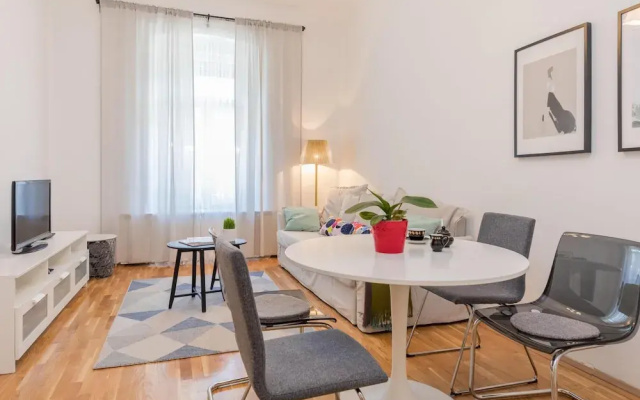 Sunny And Modern Apt In The Center