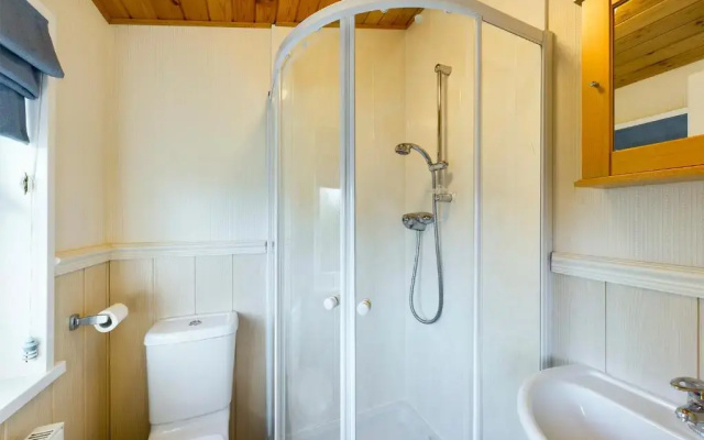 3 Bedroom Lakeview Lodge - Ensuite & Balcony Deck