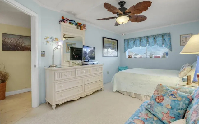 Harbour Island 204m 2 Bedroom Condo by RedAwning