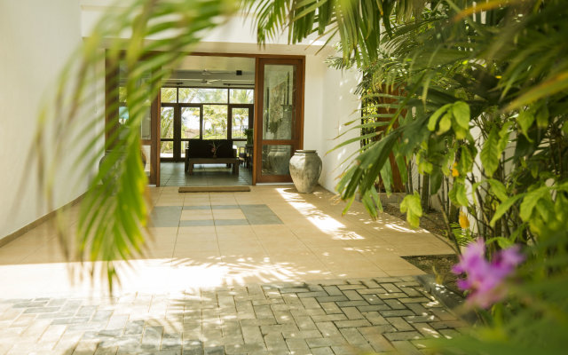 Отель Rockside Beach Resort Шри-Ланка, Бентота - отзывы, цены и фото номеров - забронировать отель Rockside Beach Resort онлайн вид на фасад