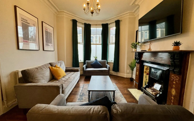 Large CityCentre Townhouse & Pool Table with Offroad Parking