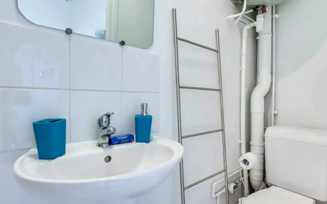 Quaint Apartment With Rooftop Views of Montmarte