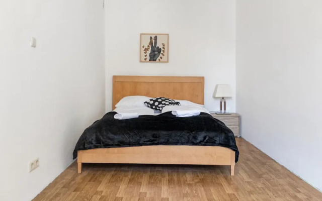 Lovely 2BR Apt Near Downtown