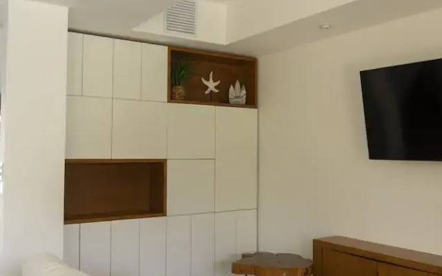 7 Guests 2 BR Private Jacuzzi Shared Pool