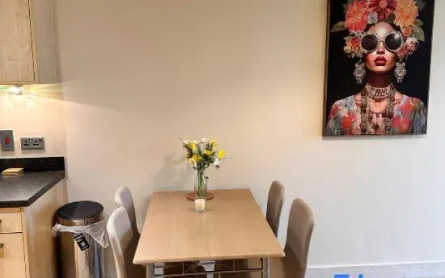 Two-bed Luxury Apartment B12LS by Live Comfortably