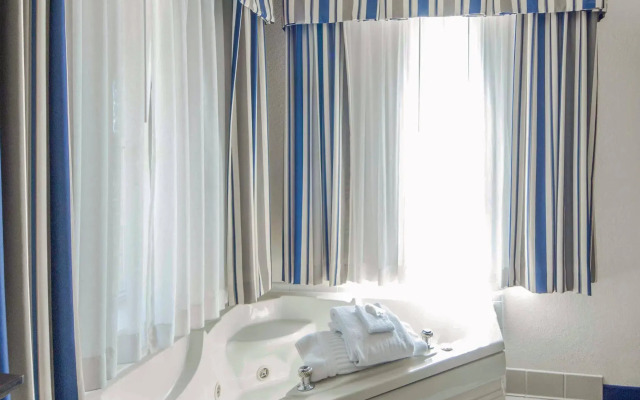 Holiday Inn Express Hotel & Suites Tulsa-Downtown Area