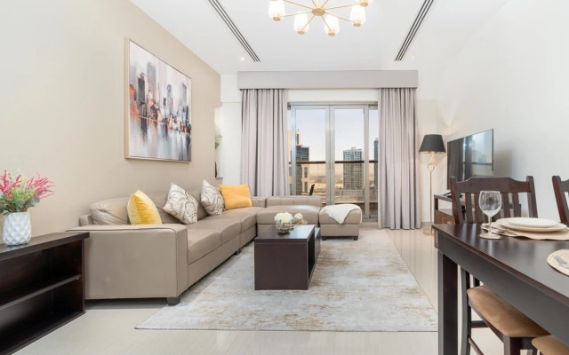 SuperHost - Spacious Apartment With Balcony Near Metro Station