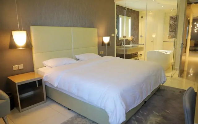 Fully Furnished 3 Bedroom in Paramount Prime Location Spacious Layout