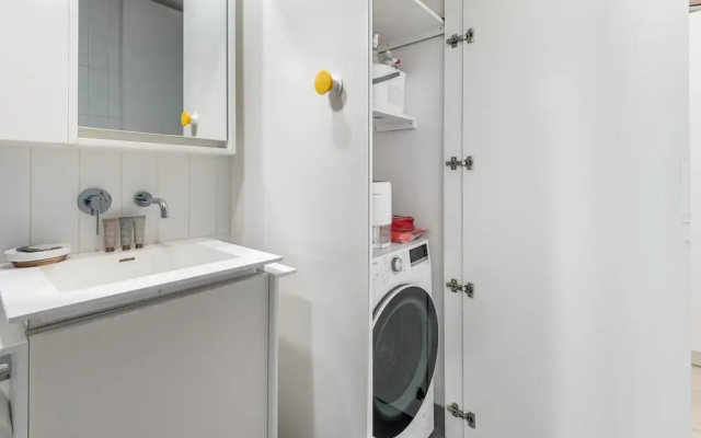 Brighton 1-bed Apartment With Balcony & Parking