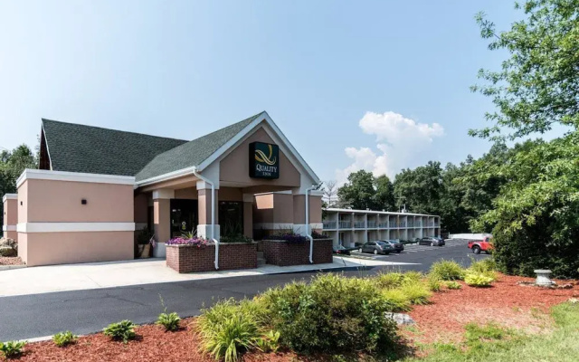 Econo Lodge Inn & Suites Westfield