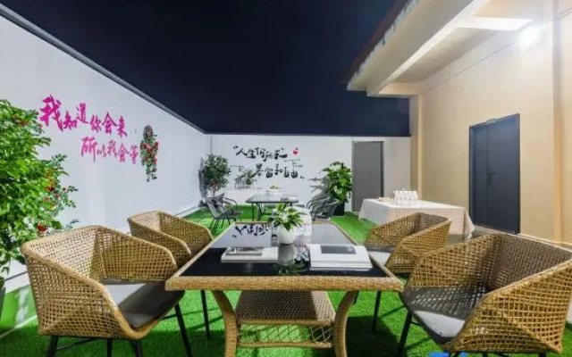 Bona Huishe International Hotel (Yinghu Park Bus Station Branch)