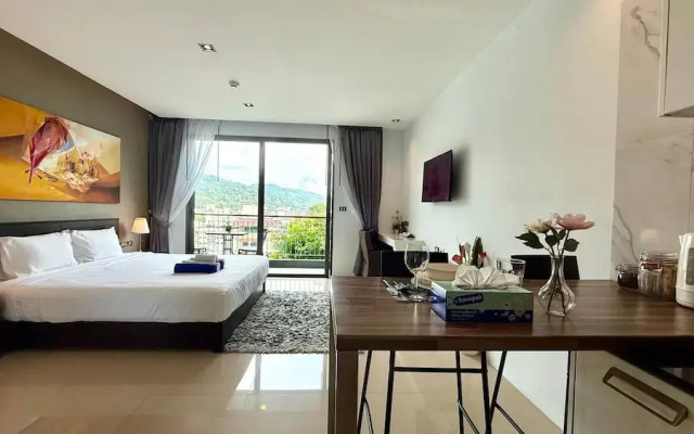 Emerald 307 - Studio With Balcony and Shared Pool
