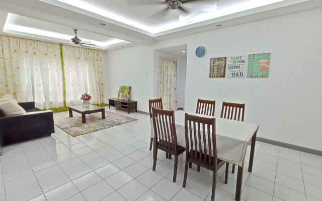 Tropika Homestay Bangi with 3 Bedrooms