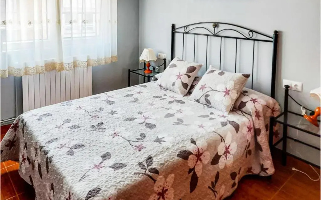 Amazing apartment in Fisterra with 4 Bedrooms and WiFi