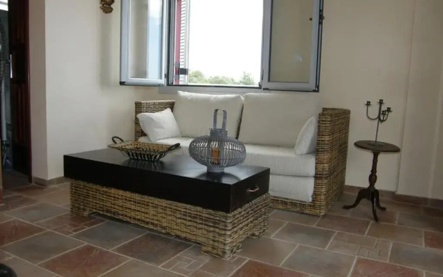 Theano House Mani