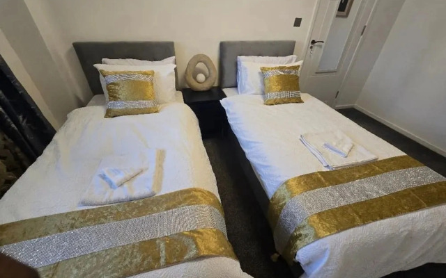 Hornchurch Cozy 2-bed Flat With Street Parking