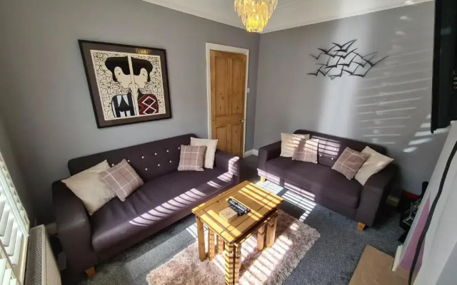 Entire 2-Bedroom House with Garden