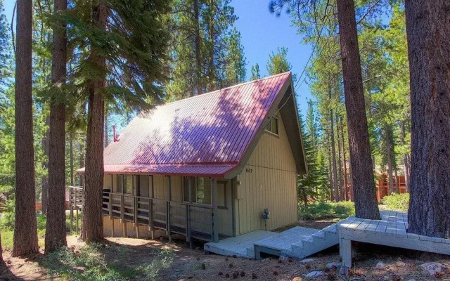 Cozy Cabin 4 Bedroom Home by RedAwning