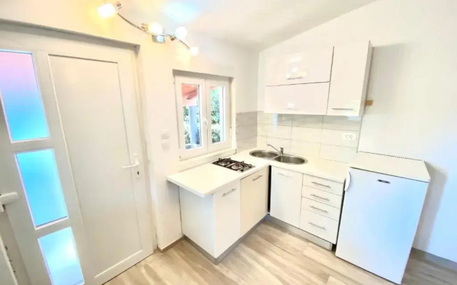 LOKY - sunny studio house 150m from sea with pool