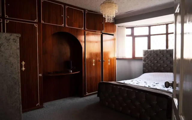 Captivating 3-bed House in Birmingham