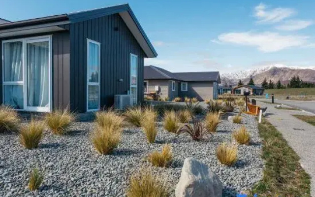 Tekapo LupinFaves Hoilday House