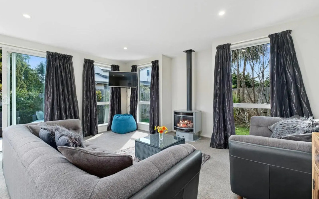 Hideaway on Hunter - Wanaka Holiday Home