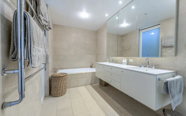 Exquisite 4 Bedroom House with Pool