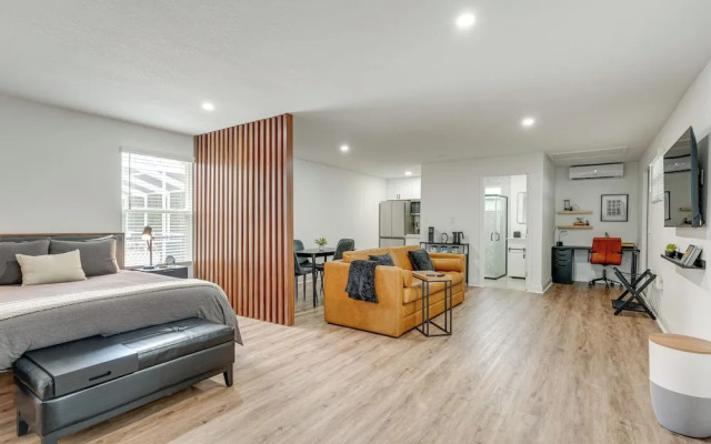 Stylish Lakeland Studio w/ Workspace