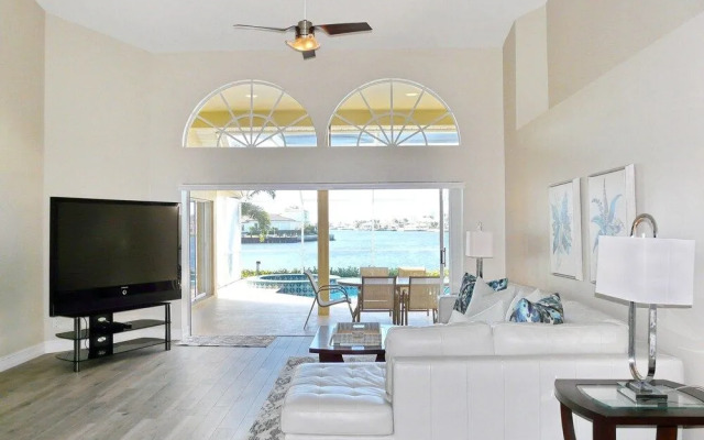 Waterfront Home With Spectacular View, Pool and spa