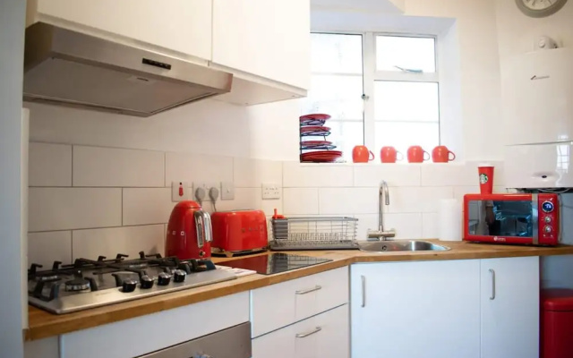Beautifully Decorated Contemporary 2 Bedroom Flat