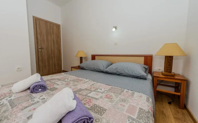 Spacious Apartment w Patio 40m From the Beach