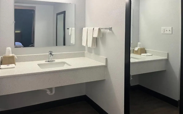 Studio 6 Extended Stay - Huntsville, AL University Drive