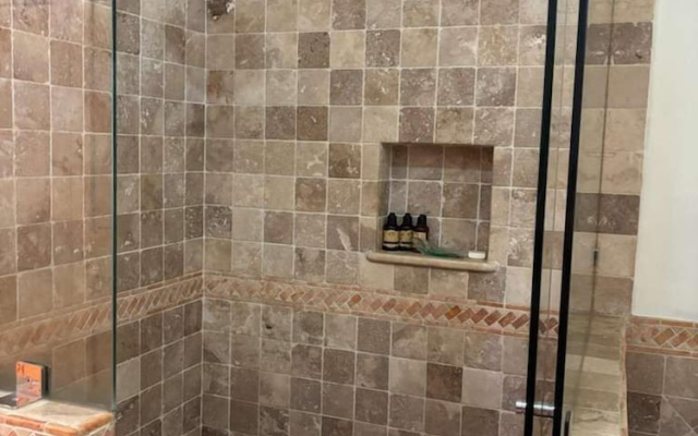 Beautifully Maintained 2-bed Condo in Las Mañanitas