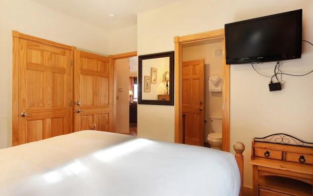 Chiefs Head Peak 21b 2 Bedroom Condo by RedAwning
