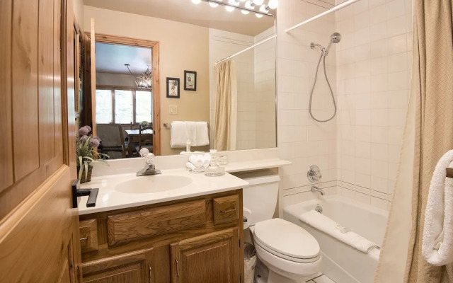 Townsend Place B-106 1 Bedroom Condo by RedAwning