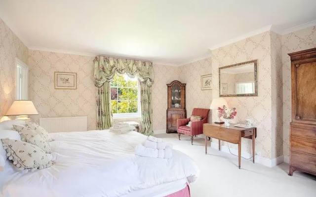 Secluded country house gem with swimming pool & tennis court