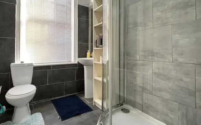 4 Beds-sleeps 8-central-office Space