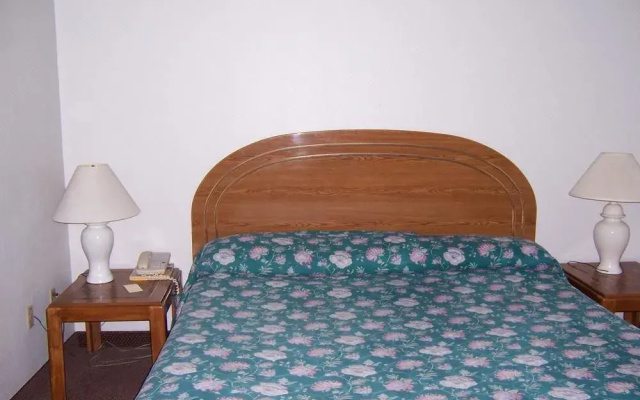 Oak Hill Inn & Suites