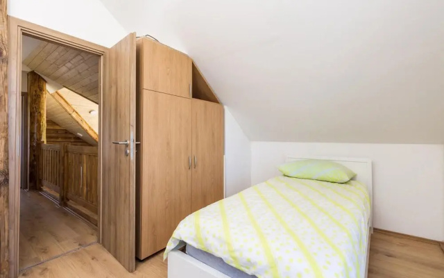 Awesome Caravan in Slunj with Hot Tub, WiFi & 2 Bedrooms