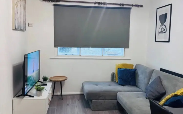 Stylish 1 Bed Flat Lakeside Shopping Mall