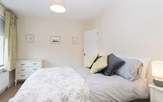 2br-sleeps4-parking-nearcork-6mintoairport