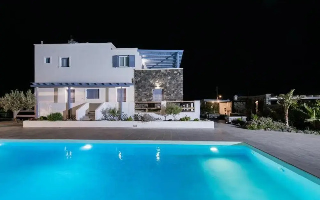Golden Sunrise Suites - Santorini Pool Bliss Suite