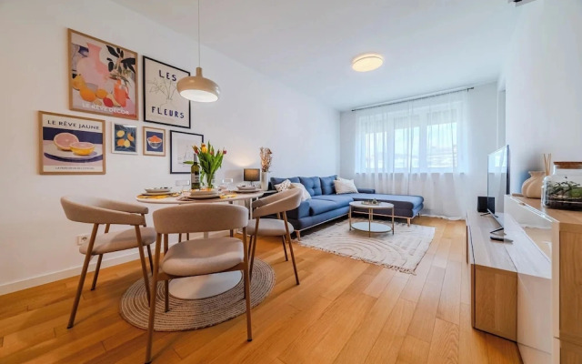 Apartment Meandar With Garage And Terrace