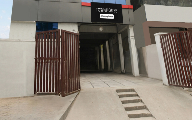 Super Townhouse Oak Kamineni Bus Stop