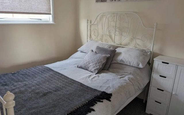 2 Bed Chalet - Sleeps 5 - Free Parking - Tv