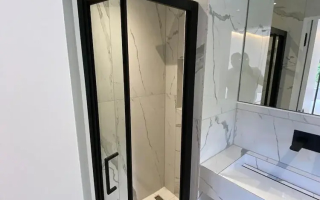 Modern 2 Bed 2 Bath Flat
