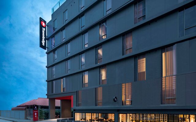 Отель Travelodge Sukhumvit 11 Бангкок вид на фасад
