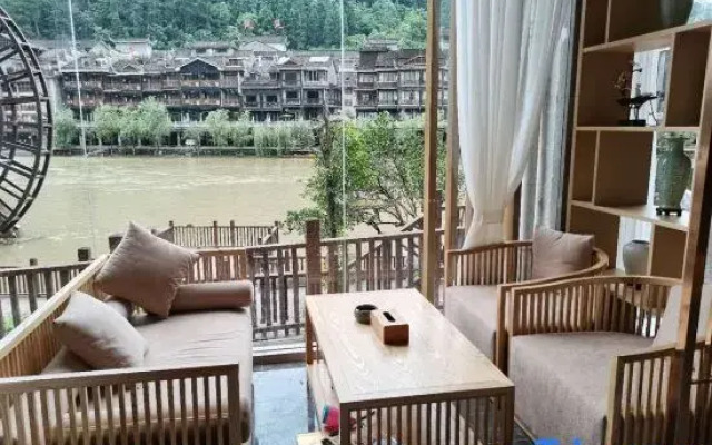 Zui Jiang Yue Smart River View Homestay (Fenghuang Ancient Town Tuojiang Yunqiao)
