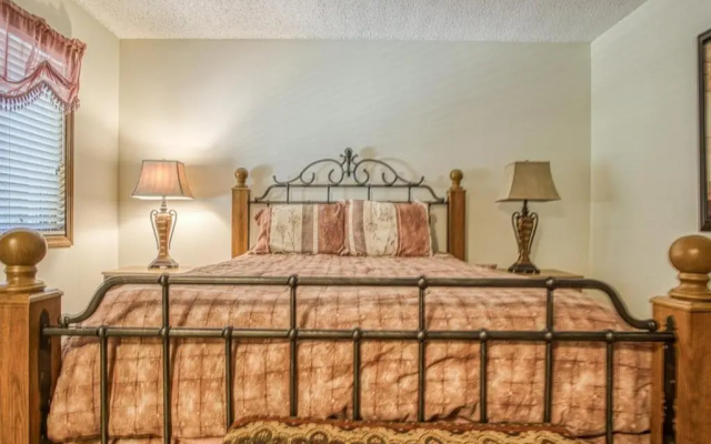 02101 - 1 LaCanada Lane
